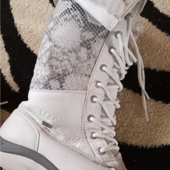 Beautiful UGG snow boots - Picture 3 of 6